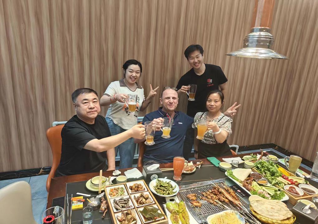 热烈欢迎马来西亚外商到我公司考察访问